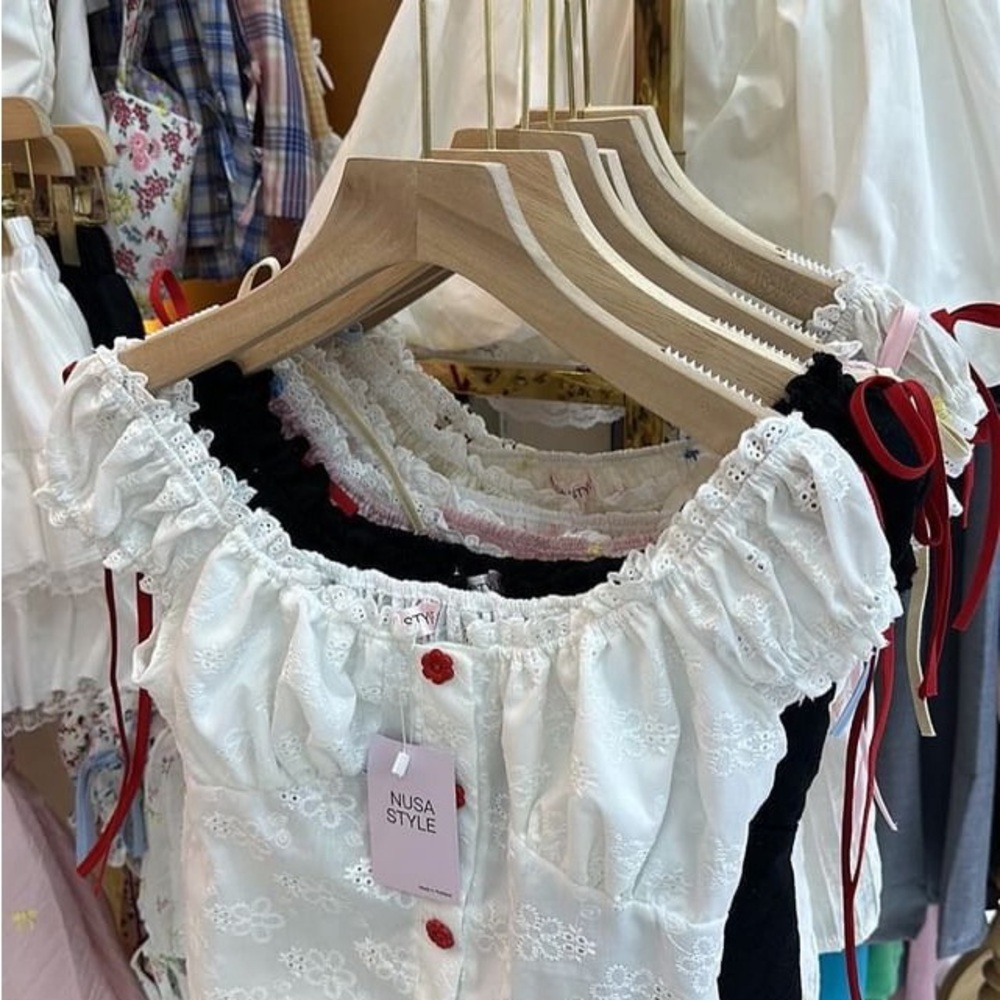 BNWT Cutesy eyelet floral embroidered top
